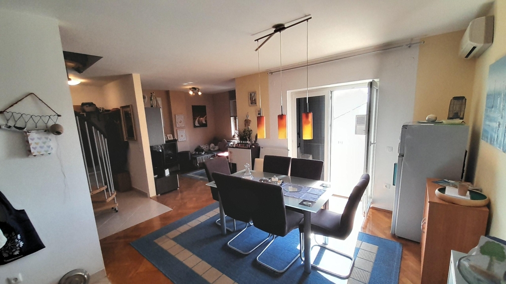 Nappali étkezővel és kijárat a teraszra