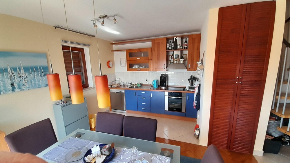 Konyha beépített gépekkel és tárolóhellyel