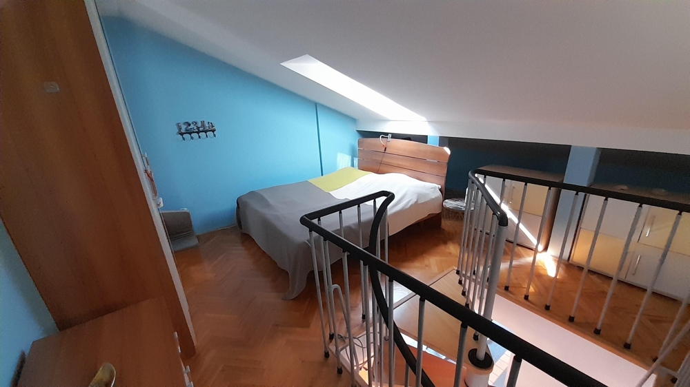 Egy másik hálószoba a tetőtérben, galéria hangulattal