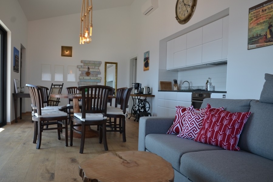 Nyitott nappali konyhával és étkezőasztallal