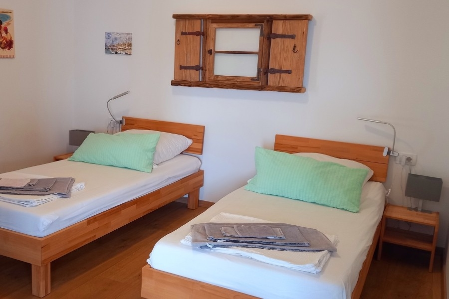 Hálószoba két egyszemélyes ággyal