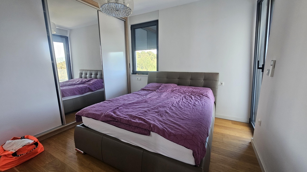 Hálószoba tükrös szekrénnyel és franciaággyal