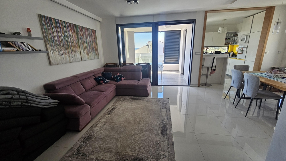 Nappali kijárattal az erkélyre, modern berendezéssel