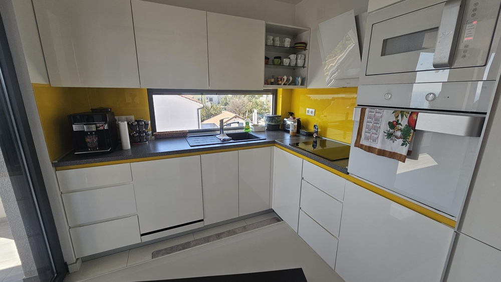 Modern konyha beépített gépekkel, ablakkal