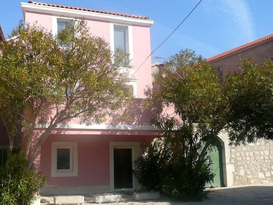 Az A3932-es ingatlan házhomlokzata egy csendes tengerparti helyen Horvátországban