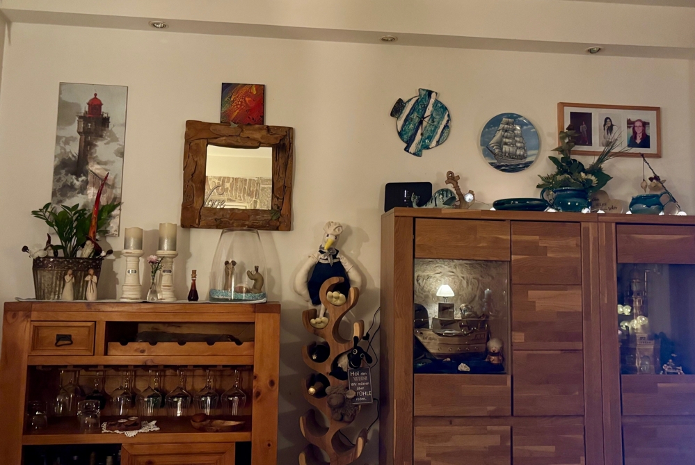 Nappali fabútorokkal és fali dekorációval