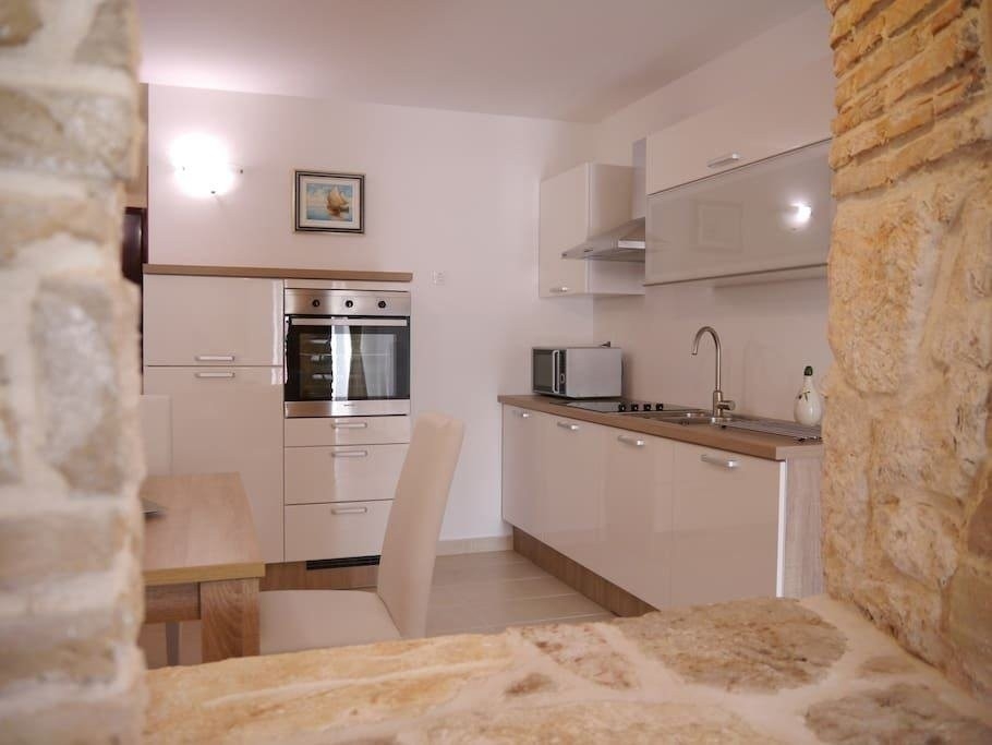 Modern konyha beépített gépekkel