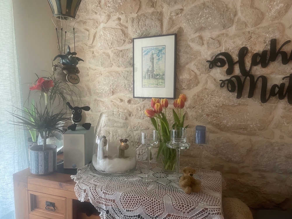 Dekoratív részlet természetes kőfallal