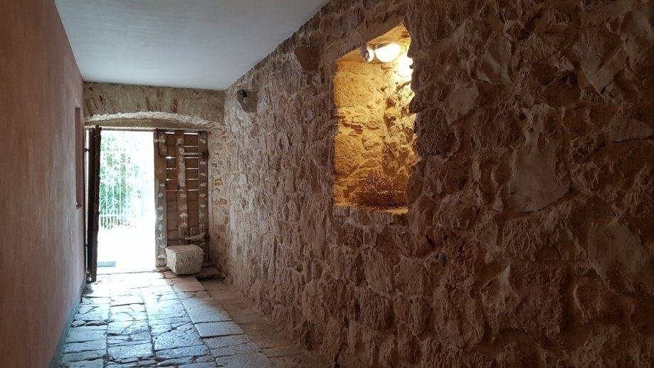 Természetes kőfalú folyosó és kijárat a teraszra