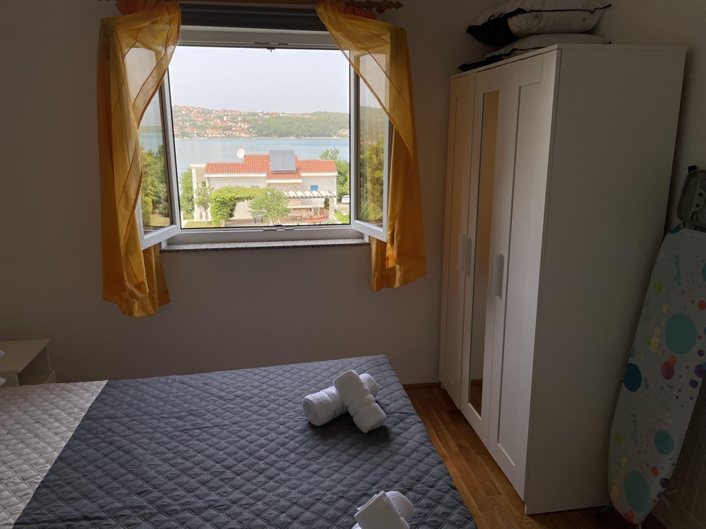 Tengerre néző hálószoba ablakkal