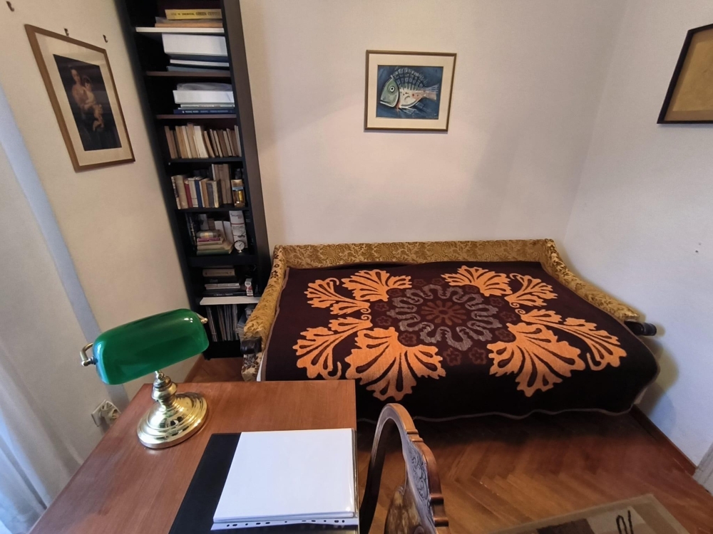 Hálószoba franciaággyal és fából készült bútorokkal