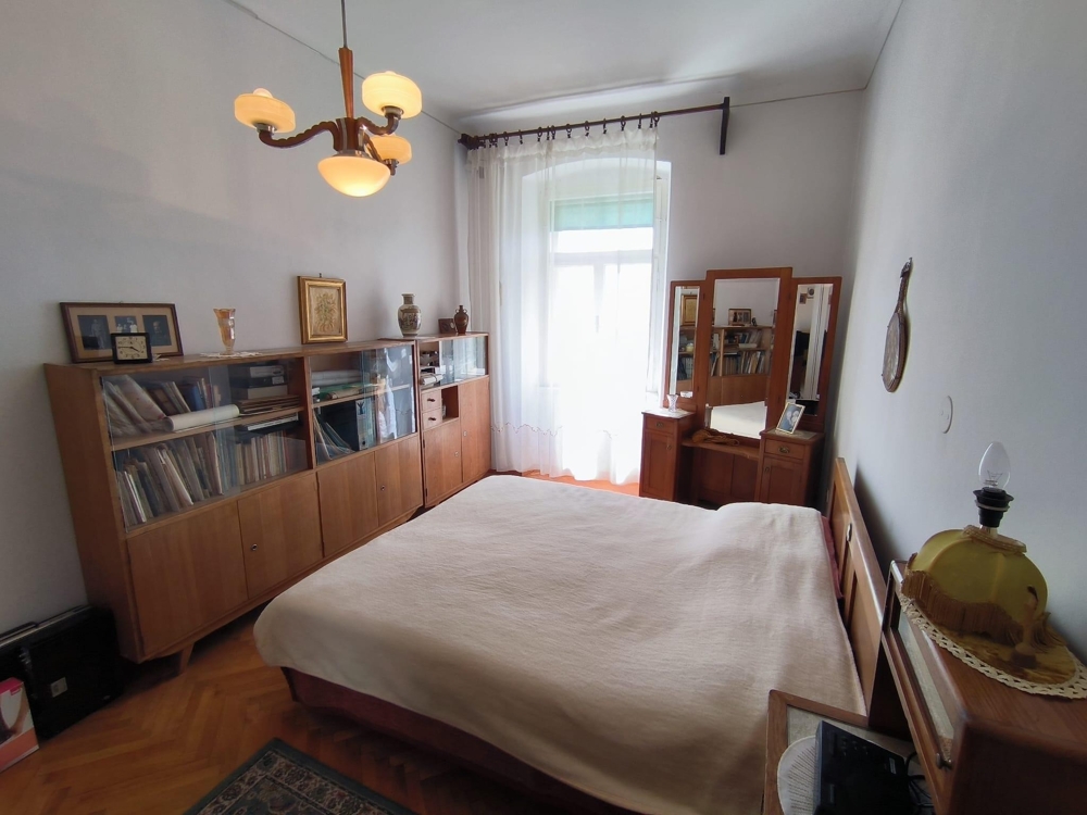 Hálószoba gardróbbal és parkettával