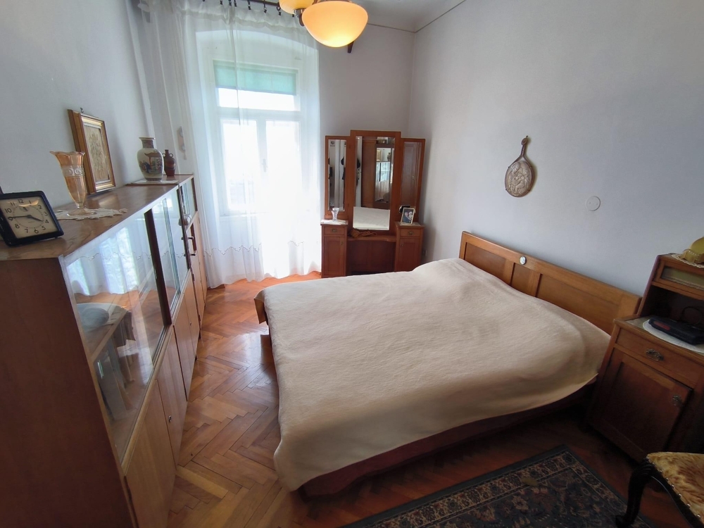 Belső apartman hagyományos horvát bútorokkal