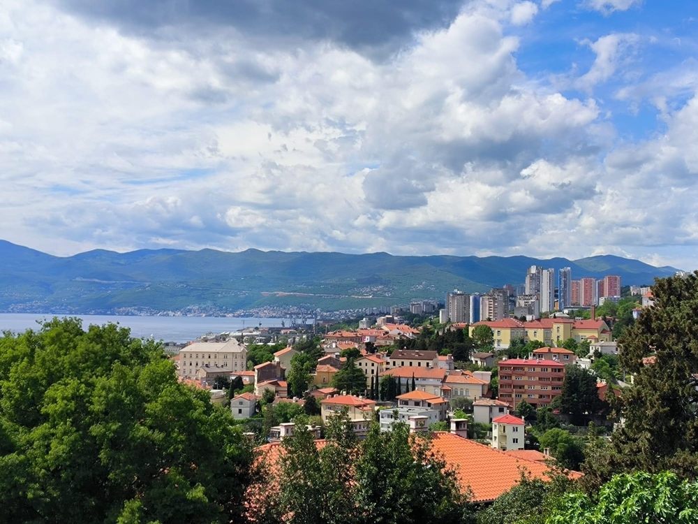A Horvátországban eladó A3934-es lakás városra és tengerre néző kilátással.