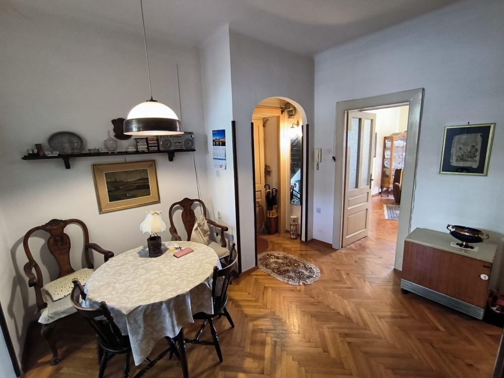 Előszoba étkezővel és parkettával