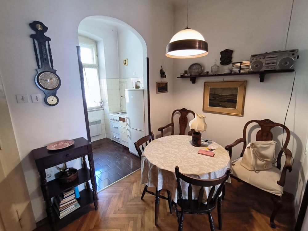 Étkező átjáróval a konyhába