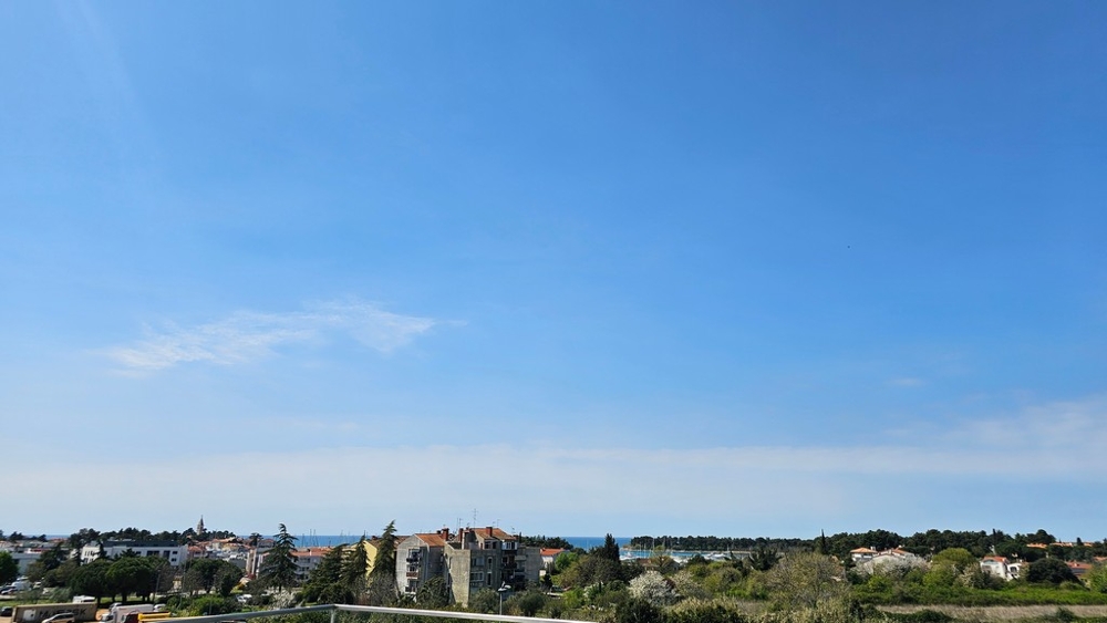 A tetőteraszról a tengerre nyílik kilátás.