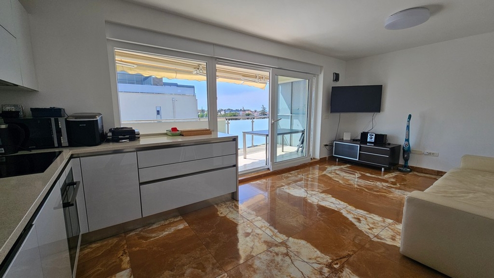 Nappali konyhával és tengerre néző erkéllyel