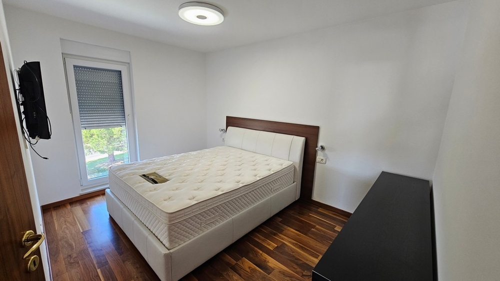 Hálószoba franciaággyal és ablakkal