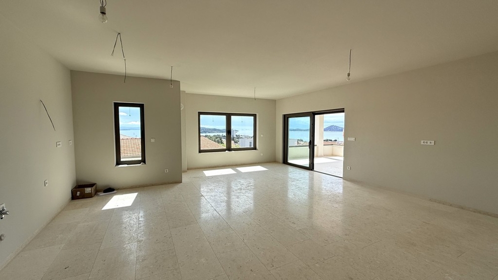 Világos nappali, kijárattal a teraszra