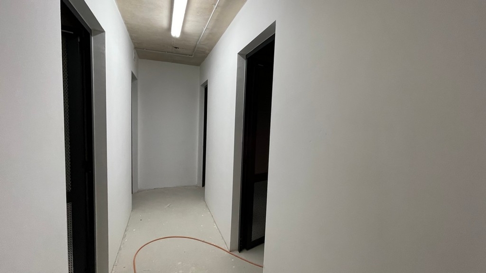 Alagsori folyosó, ahonnan a tároló helyiségek is elérhetők