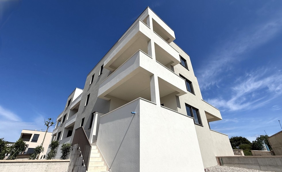 Modern lakóépület erkéllyel Vodicében, Dalmáciában