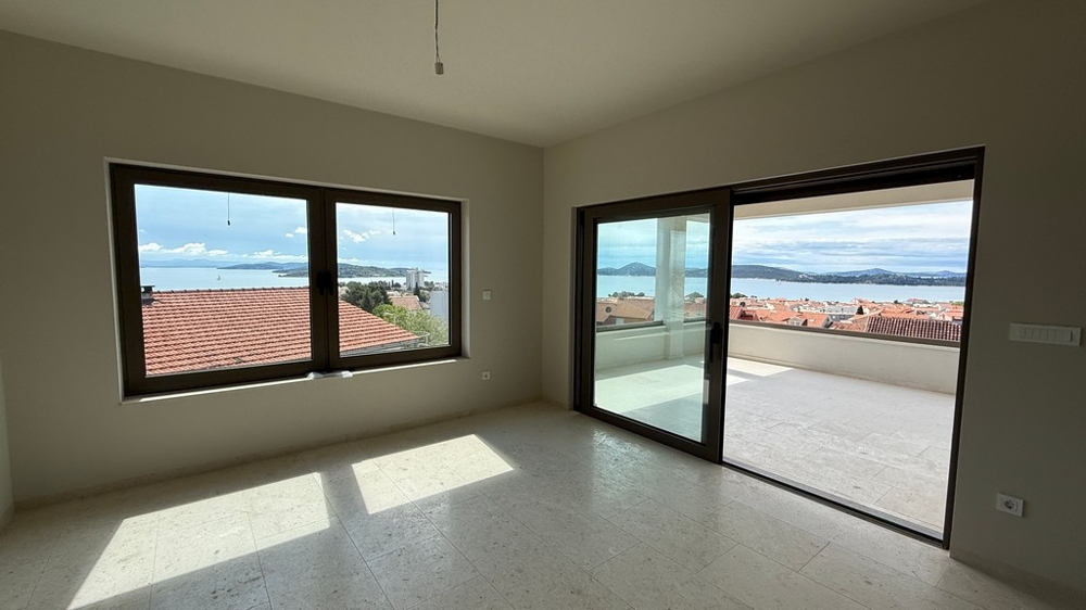 Nyitott nappali tengerre néző kilátással és hozzáféréssel a teraszhoz