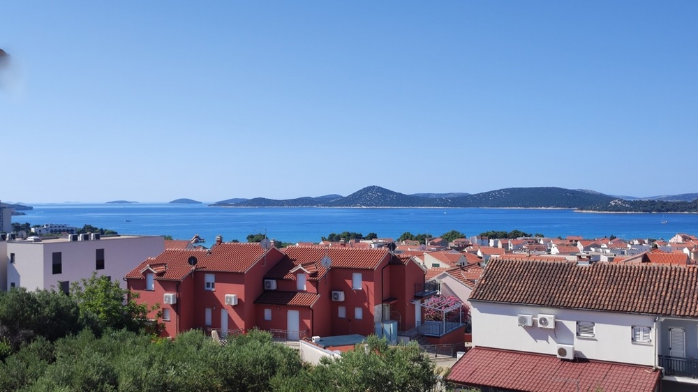 Kilátás a tengerpartra és Vodice városára a tengerrel