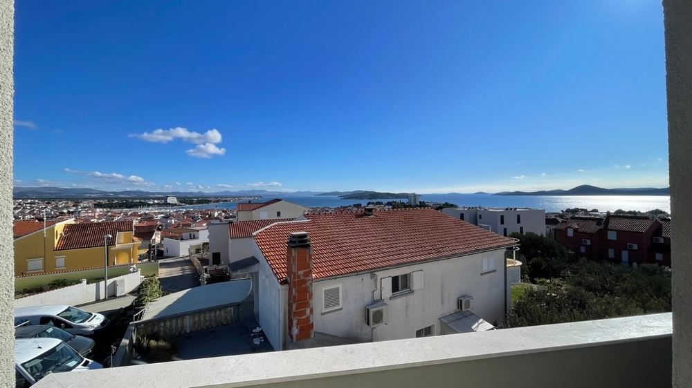 Tengerre néző erkély a háztetők és a tengerpart felett