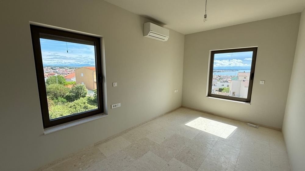 Hálószoba ablakokkal és légkondicionálóval