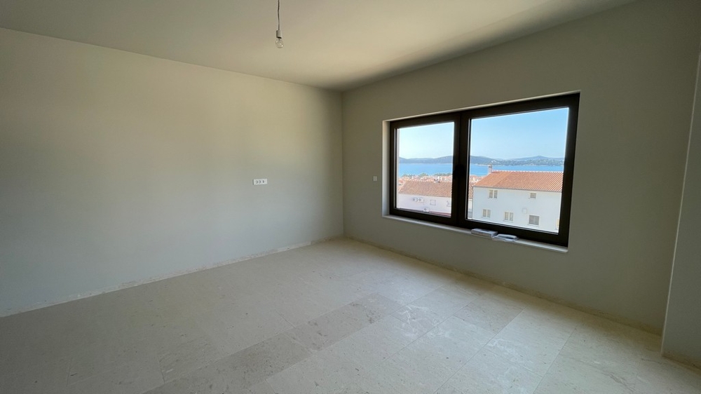 Hálószoba ablakkal és kilátással a tengerre