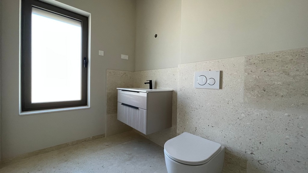 Modern fürdőszoba zuhanyzóval, mosdóval és WC-vel