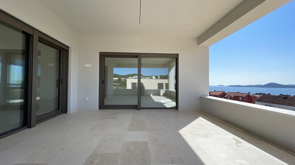 Az új apartman A3939 terasza Vodicében, Dalmáciában.