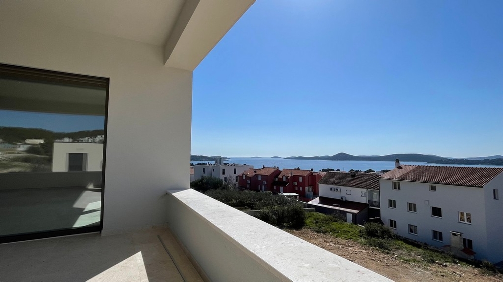 Tágas loggia tengerre néző kilátással és mediterrán környezettel