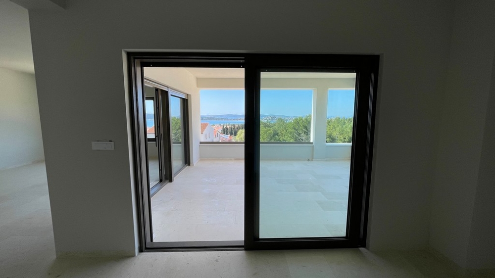 Nappali fedett terasz hozzáféréssel és tengerre néző kilátással