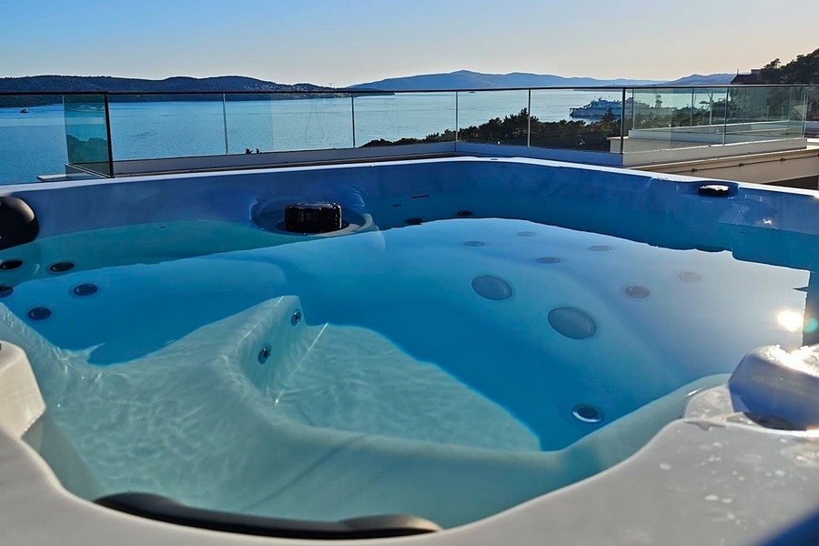 Jacuzzi a tengerre néző tetőteraszon