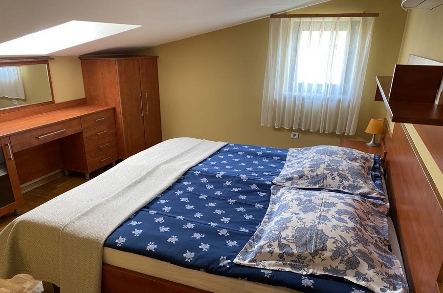Hálószoba franciaággyal és tetőablakkal a Krk-i apartmanban