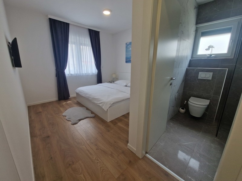 Hálószoba modern fürdőszobával