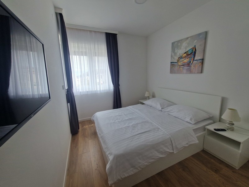 Modern berendezésű hálószoba TV-vel
