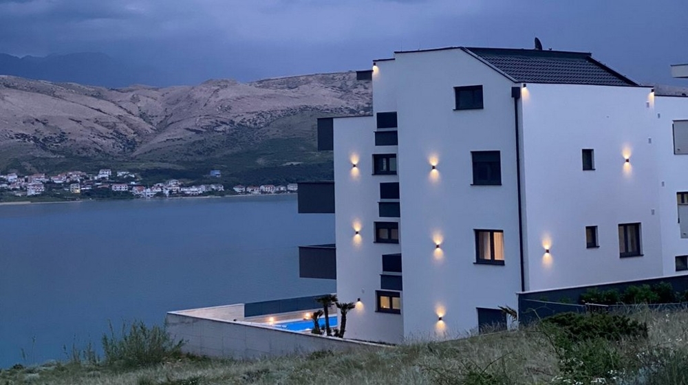 Tengerparti apartman modern épületben.