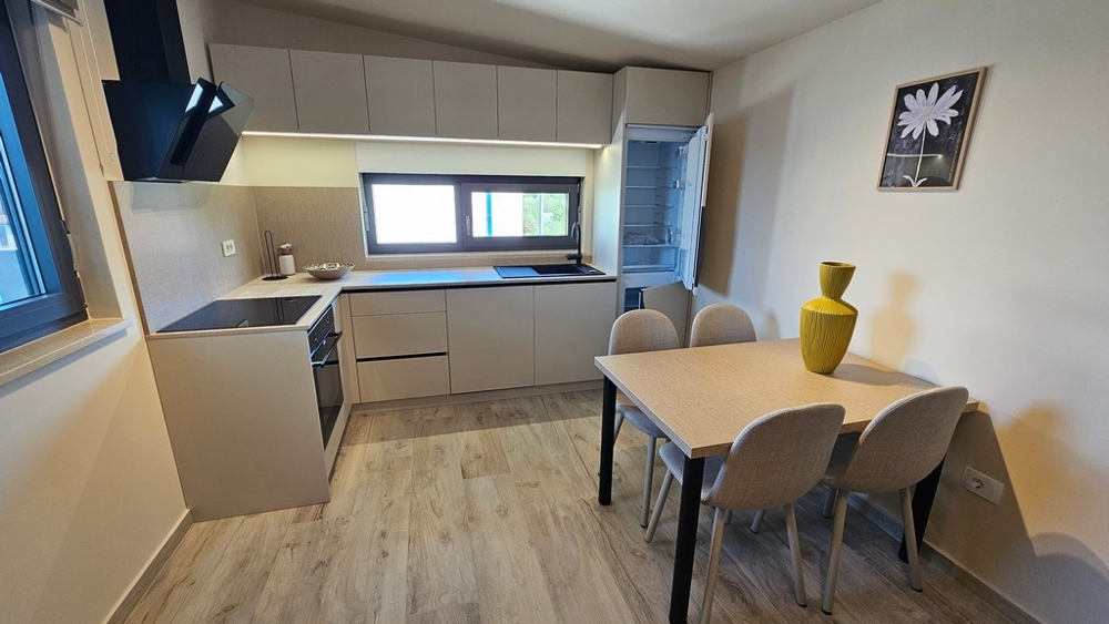 Modern konyha nappalival egy apartmanban Horvátországban