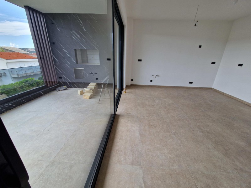 Nappali és kilátás a horvátországi A3960 apartman teraszára.