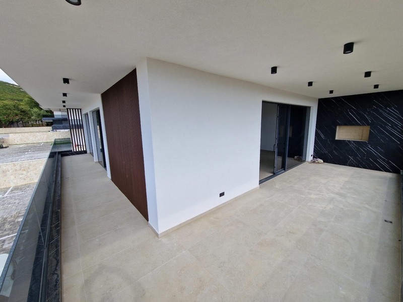 Egy modern apartman tágas erkélyes terasza