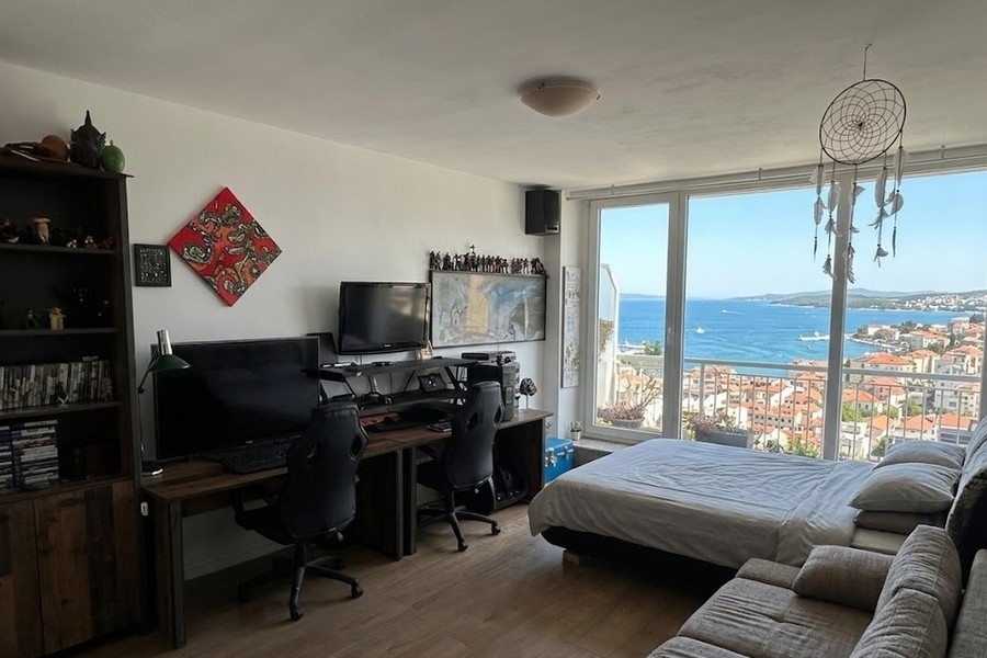 A hálószoba panorámás kilátást nyújt a tengerre és a tengerpartra