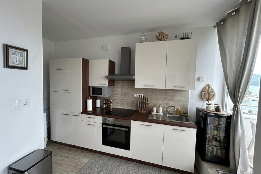 Modern konyha tengerre néző apartmanban