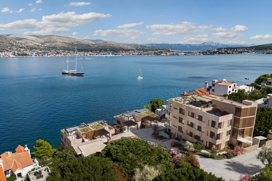 Modern apartmanok az első sorban a tenger felé