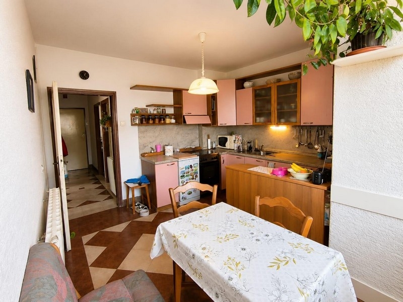 Modern konyha egy apartmanban, közel a tengerhez