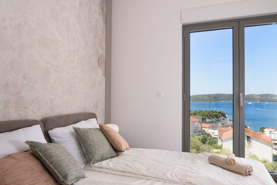 Világos hálószoba panoráma ablakokkal