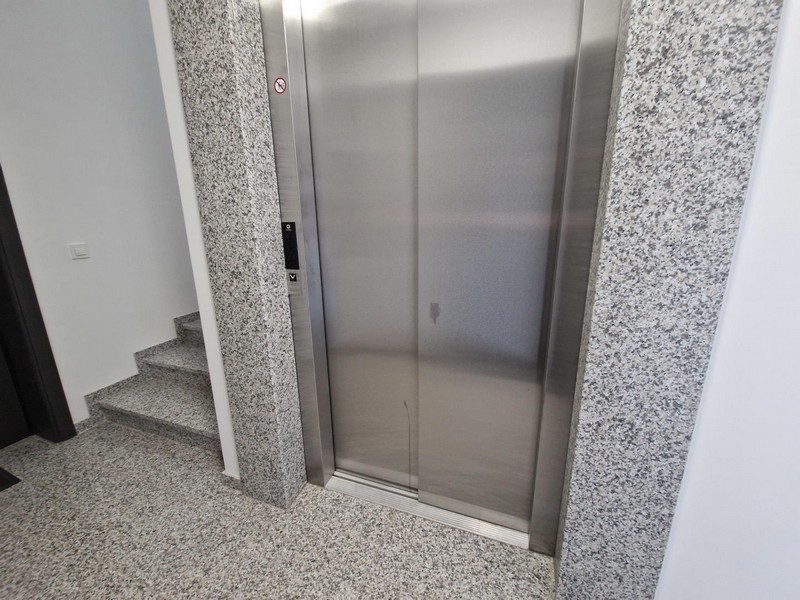 Lift egy lakóépület lépcsőházában