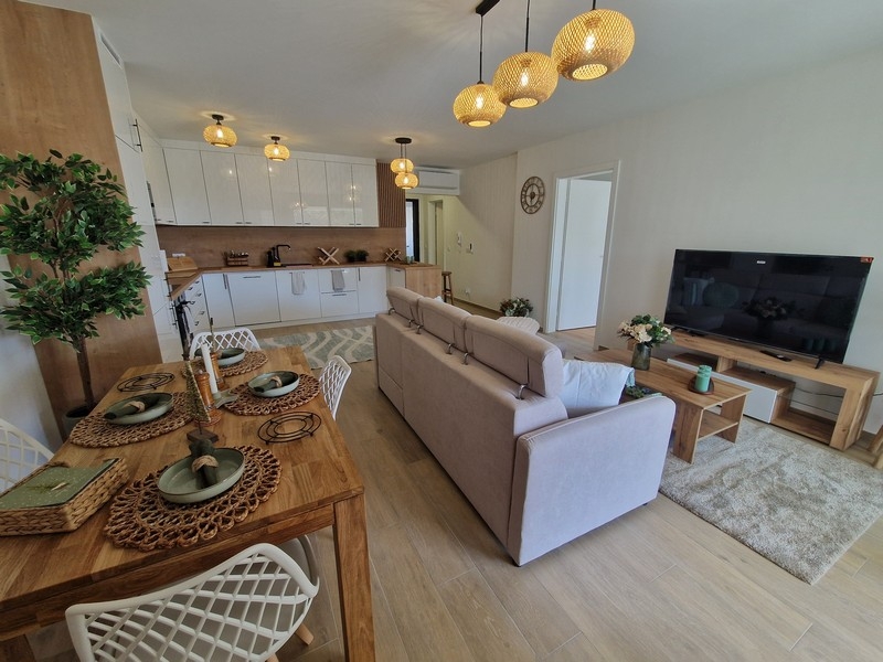 Nyitott nappali konyhával egy modern apartmanban